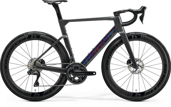 REACTO 9000 road bicycle with dark frame, drop handlebars, disc brakes, black wheels